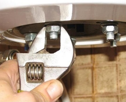 Reglas para drenar el agua de un calentador de agua.