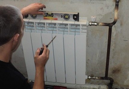 Instalación de un radiador por un especialista.