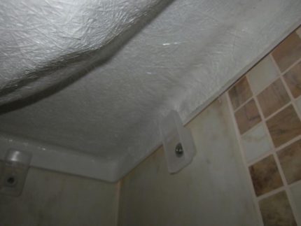 Montering av badet på väggen