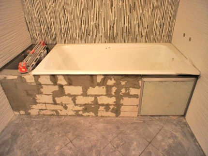 Cadre en brique pour le bain