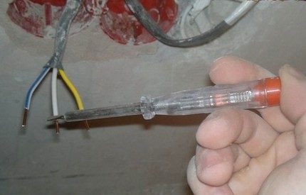 Screwdriver with indicator