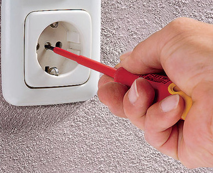 Installation of the decorative part of the outlet