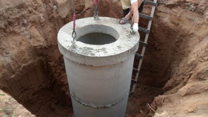 Výkopová jáma pro instalaci betonové studny