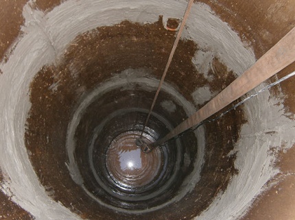 Internal waterproofing of a sewer well