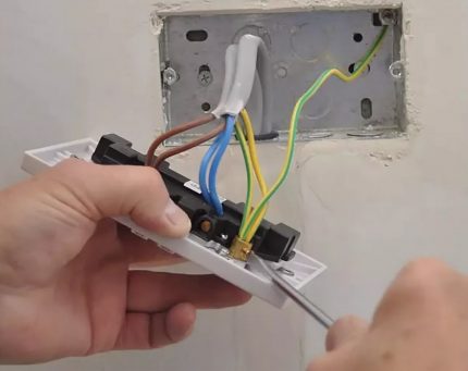 Connecting a double power outlet