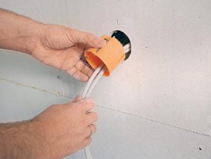 Installera en uttagslåda i gipsvägg