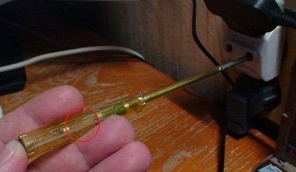 Voltage test with an indicator screwdriver