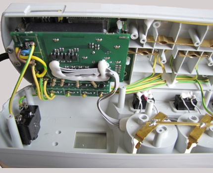 The internal contents of the thermostat