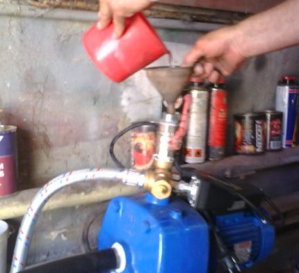 Priming pump with ejector