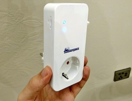 Smart socket with external control