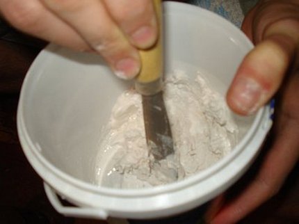 Mixing gypsum mortar