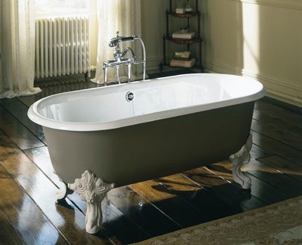 Retro-style cast-iron bathtub