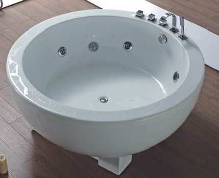 Cast iron bathtub with hydromassage