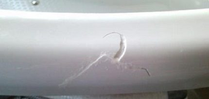 Poškodenie akrylovým kúpeľom