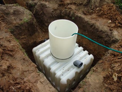 Tank septic tank installed in the foundation pit