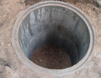 Well of concrete billets