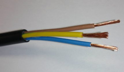 Tre kärnor av en strömbärande tråd