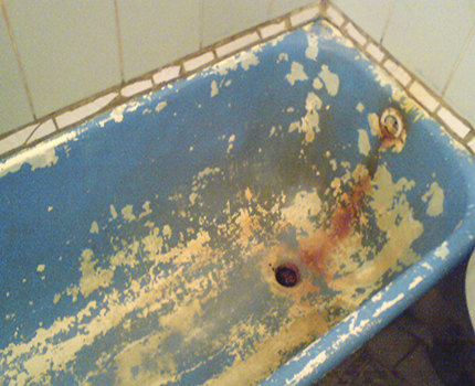 Het bad is meerdere keren geverfd