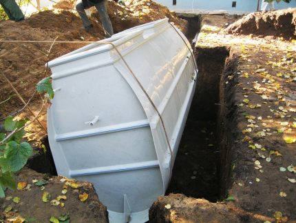 Memasang tangki septik Tver di lubang
