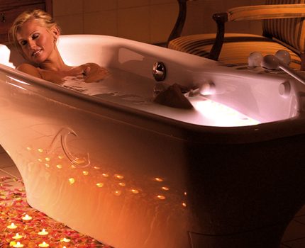 אמבטיה עם תאורה אחורית אקרילית