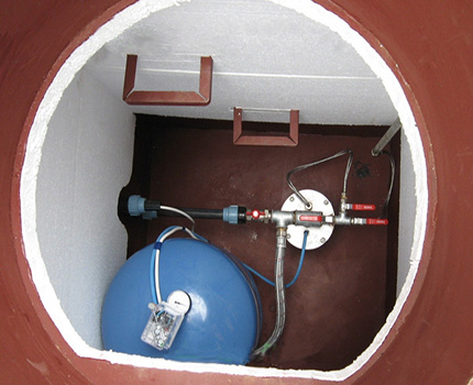 Insulation of metal caisson inside