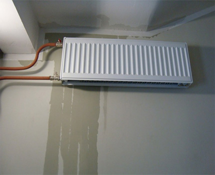 Lækende radiator under loftet