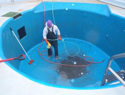 Impermeabilización de la piscina con revestimiento de color impermeabilizante
