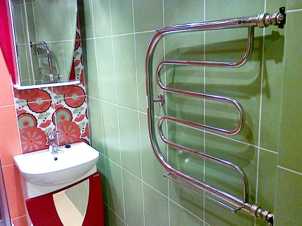 How to replace an old heated towel rail in the bathroom