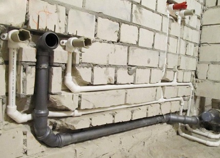 Concealed installation of water pipes from plastic pipes