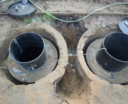 The septic tank waterproofing device by installing a plastic insert