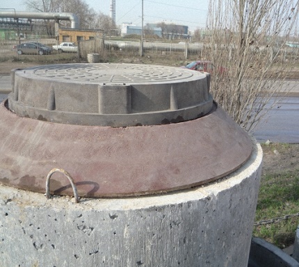 Iš betoninių žiedų padaryto septinio rezervuaro hidroizoliacija, pagaminta moduliniu įdėklu