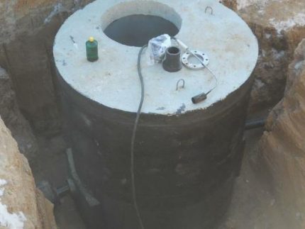Ant betoninio septiko sienų pritvirtintas valcuotos hidroizoliacijos lipdukas