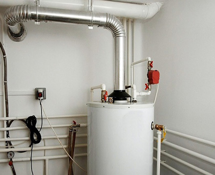 Gas water heater with open combustion chamber