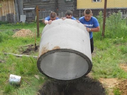 Installation av en betongring när man gräver en brunn