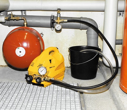 Do-it-yourself electric pump for pressure testing of heating