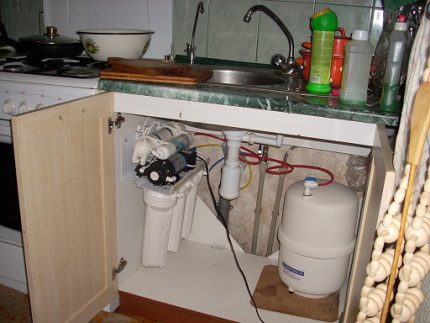 Omvendt osmosesystem under vasken