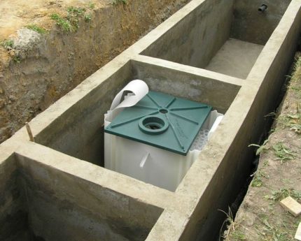Installation in a concrete tank