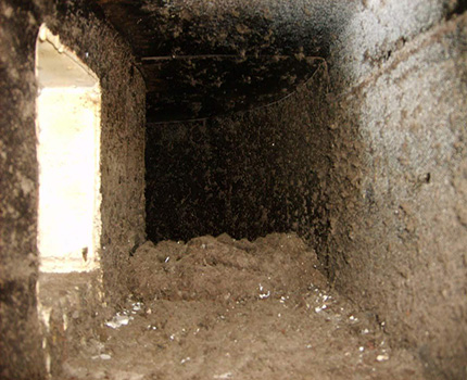 Conducto de ventilación contaminado de un edificio de apartamentos.