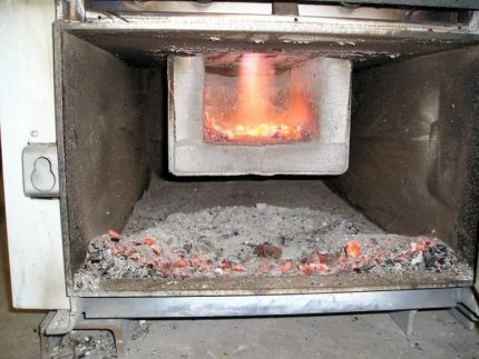 Cleaning the pyrolysis combustion boiler