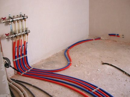 Disposition des tuyaux pour le chauffage du socle ondulé