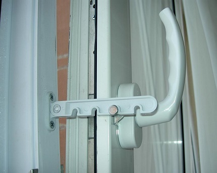 Microventilatie van ramen in het ventilatiesysteem van een woonhuis