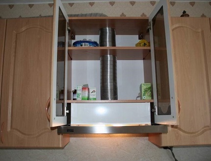 Built-in duct for hoods in the kitchen
