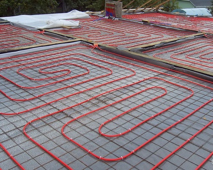 Laying a warm water floor on a floor of complex shape