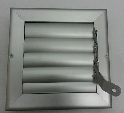 Una solución preparada para la ventilación de escape, organizada mediante un conducto de plástico, es colocar la válvula en un elemento conformado: un conector de canales directos