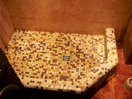 Cabina per una doccia a mosaico