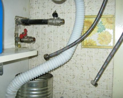 Disconnecting the flexible hoses from the nozzle