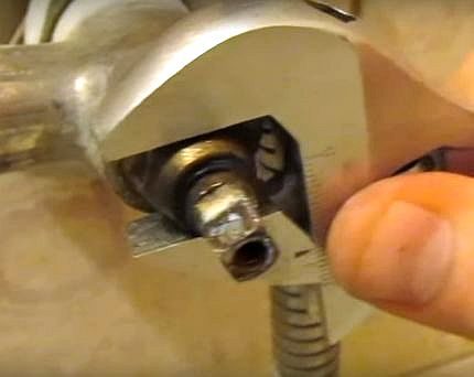 Unscrewing the valve head