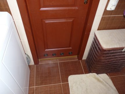 Vėdinimas vonios duryse