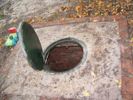 Overlap for a drain hole