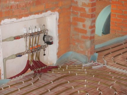 Installation of underfloor heating with a collector